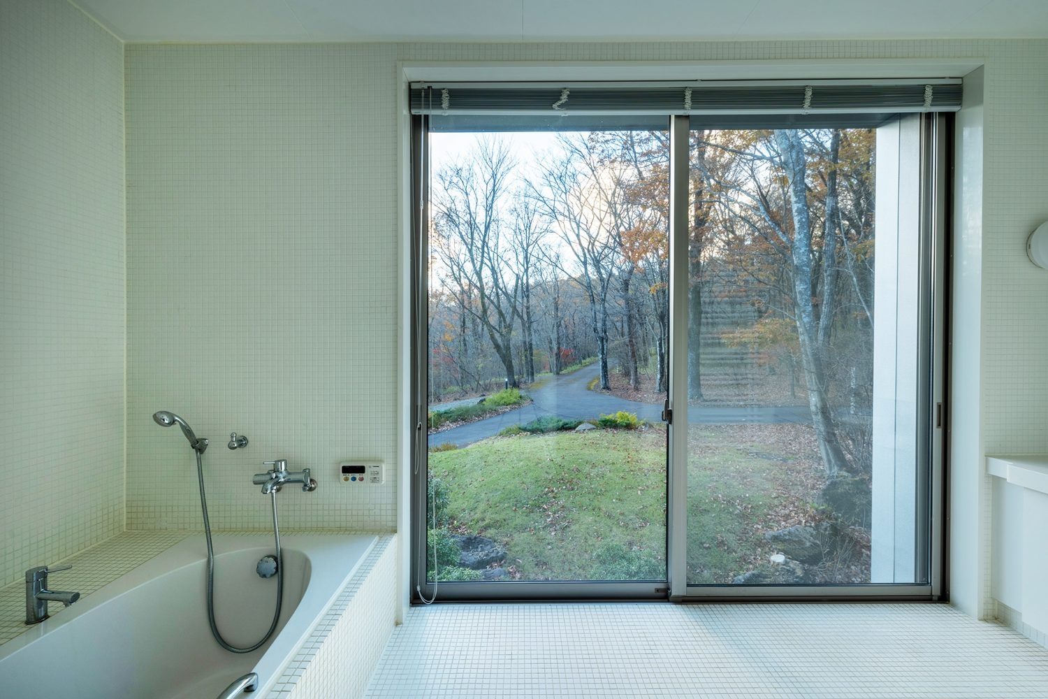 バスルームの窓からも緑が抜けます / 秋