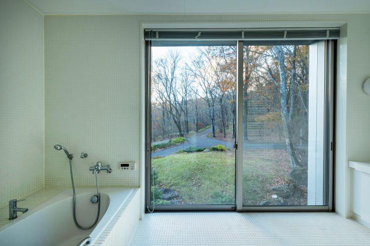 バスルームの窓からも緑が抜けます / 秋