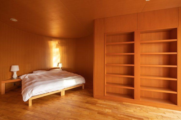 寝室3では壁面の棚を活かした撮影も