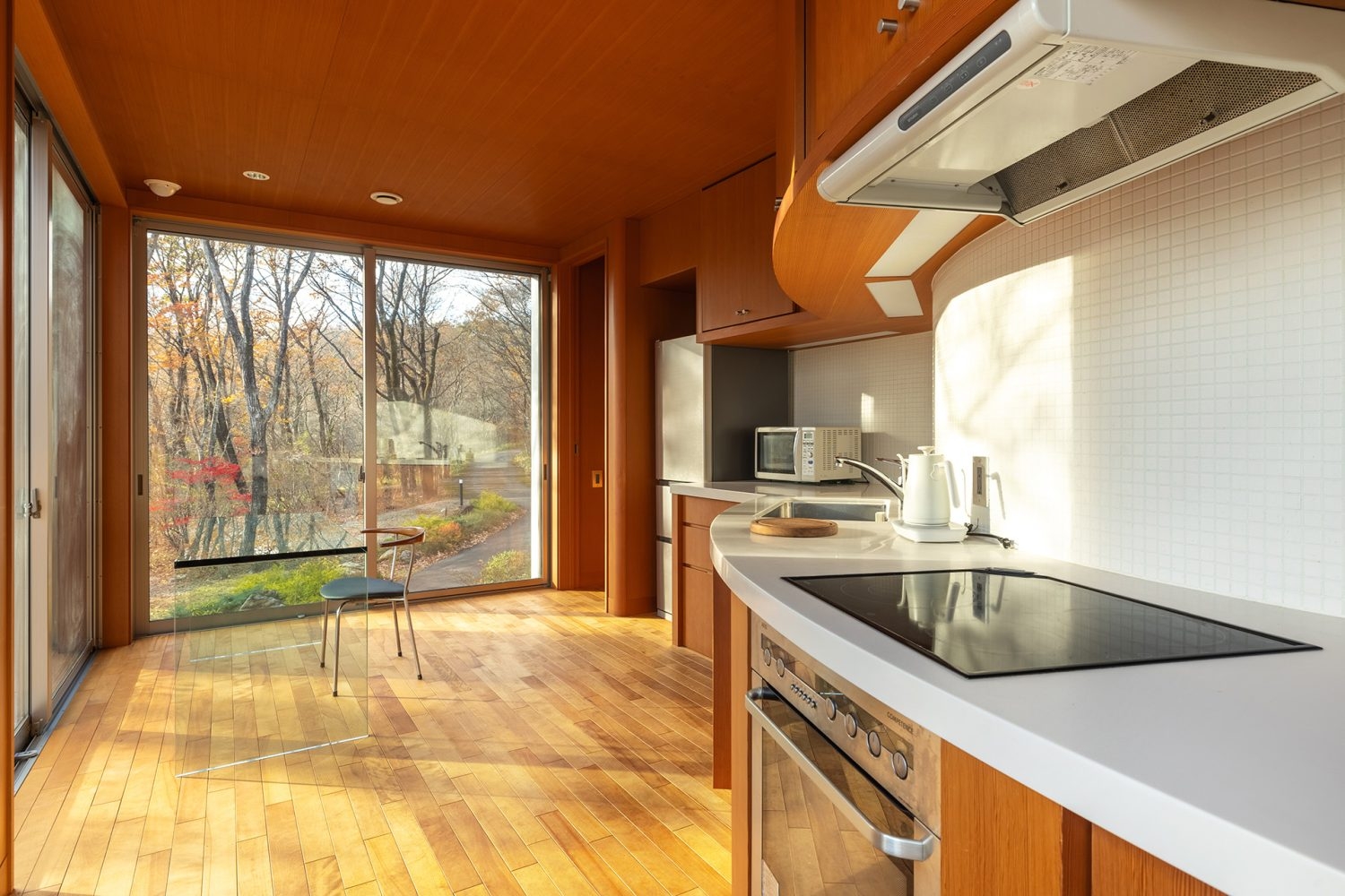 キッチン脇にはガラスのテーブル