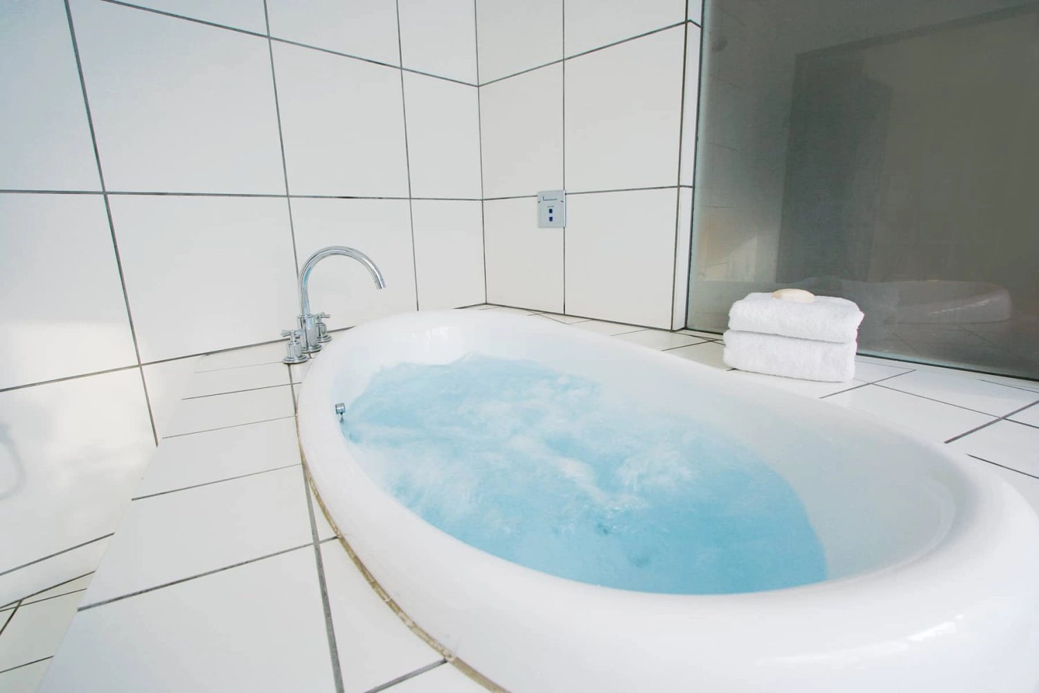 白タイルで清潔感のあるジャグジーバス