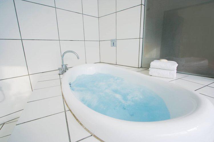 白タイルで清潔感のあるジャグジーバス