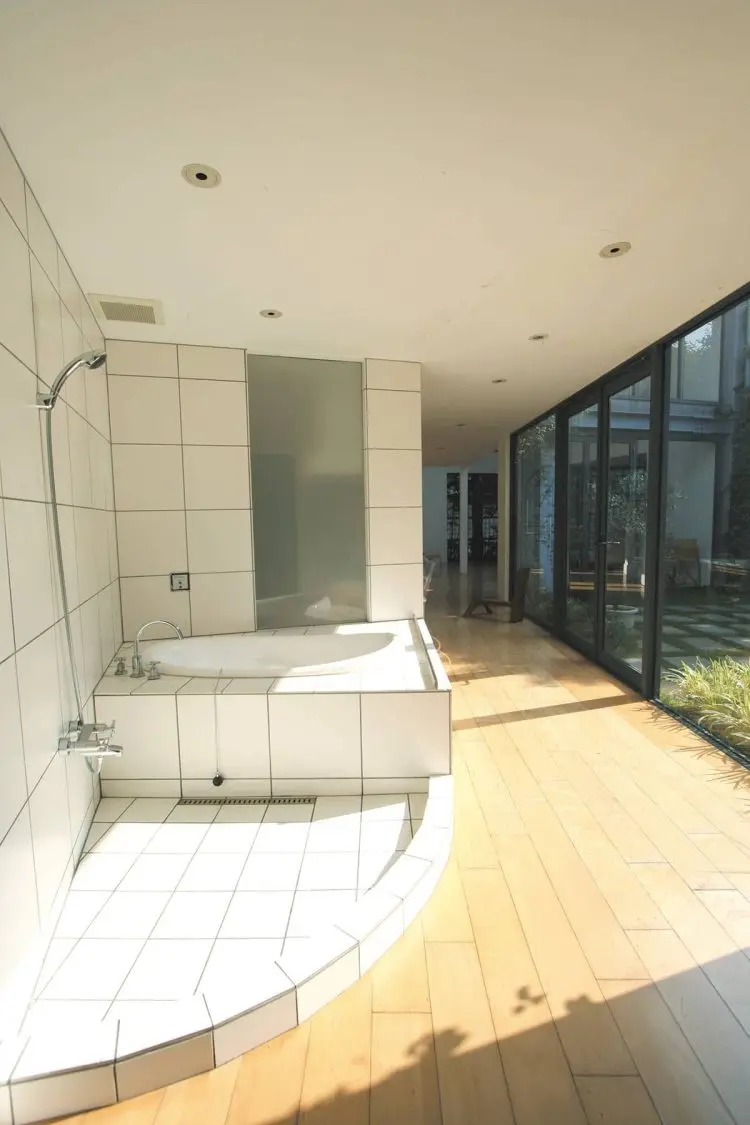 南側中庭を望む撮影しやすいジャグジーバス