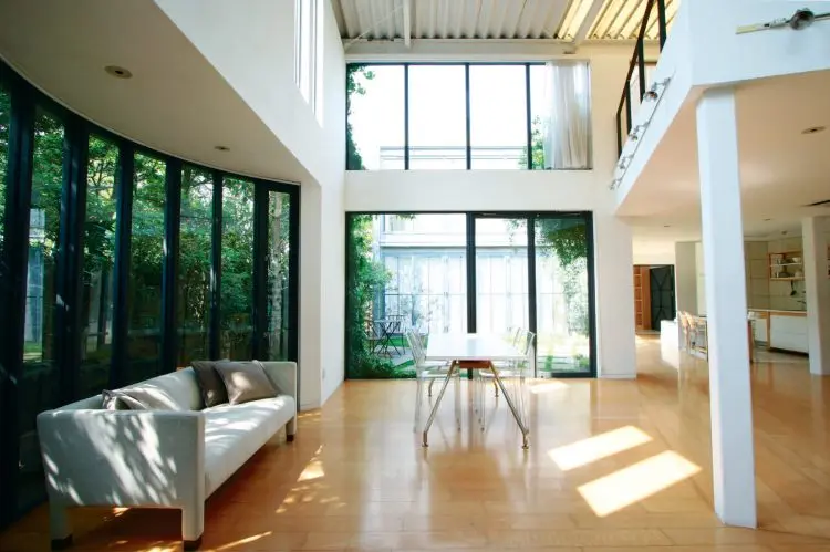 中庭と繋がる開放感あるリビング