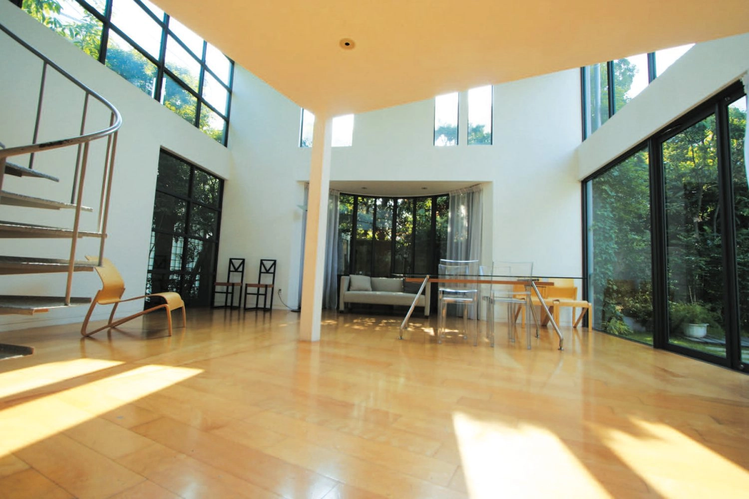 ロフト下から見た南側リビングスペース