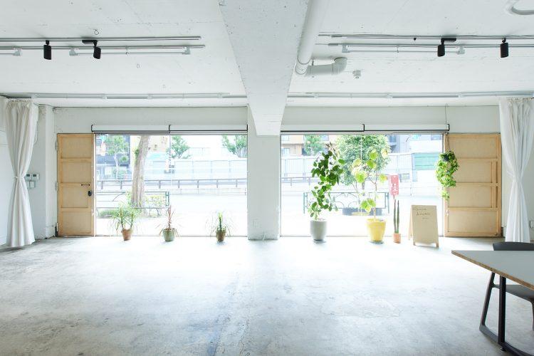 窓側の引き(正面)