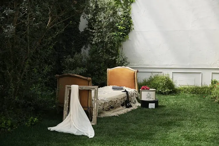 庭 自然光差し込むベッド