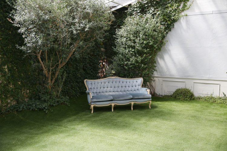 庭 降り注ぐ自然光とソファと芝生