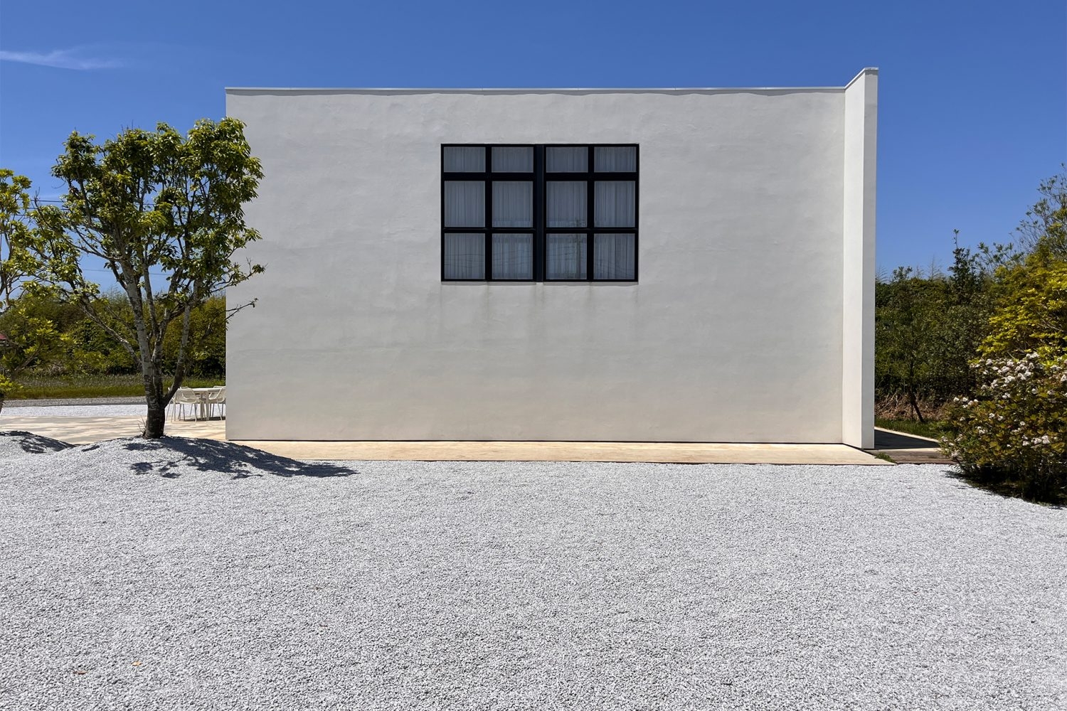 幅10m強ある左官仕上げの白壁