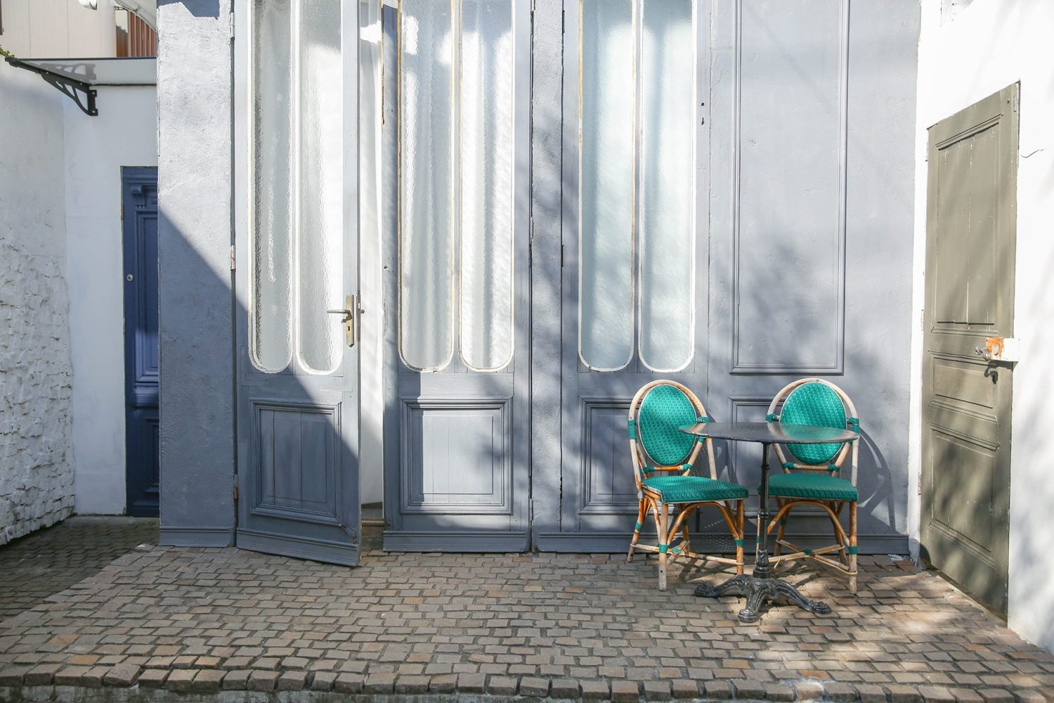 自然光の差込む外観