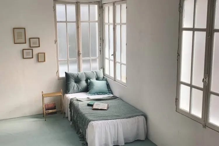 2F 窓とベッドとカーペット