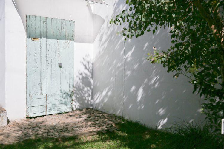 庭 グリーン扉と石畳