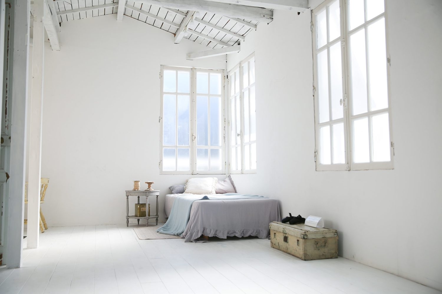 自然光が差込むベッドルーム