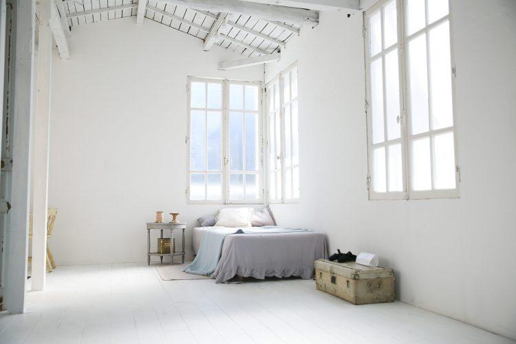 自然光が差込むベッドルーム