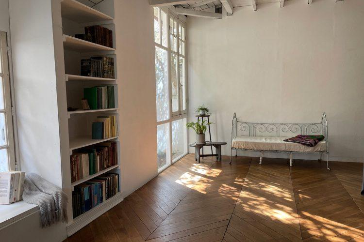 1F 本棚とナチュラルな白壁