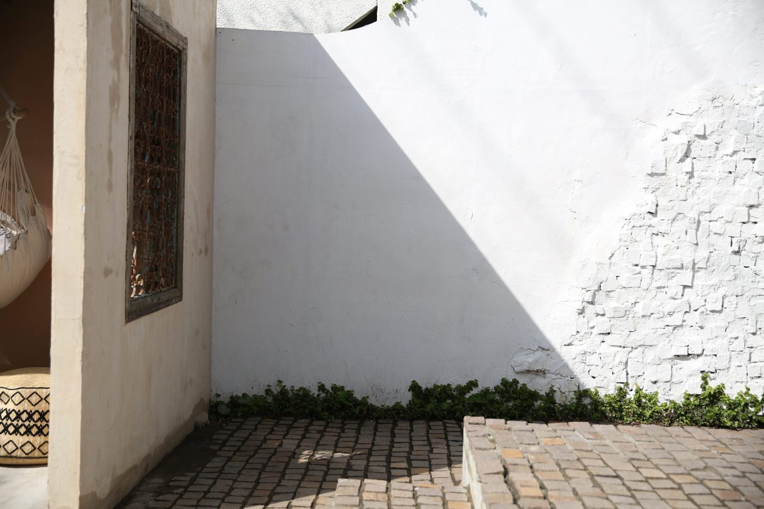 斜めに差込む光と白い石壁と石畳