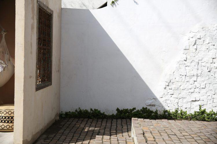 斜めに差込む光と白い石壁と石畳