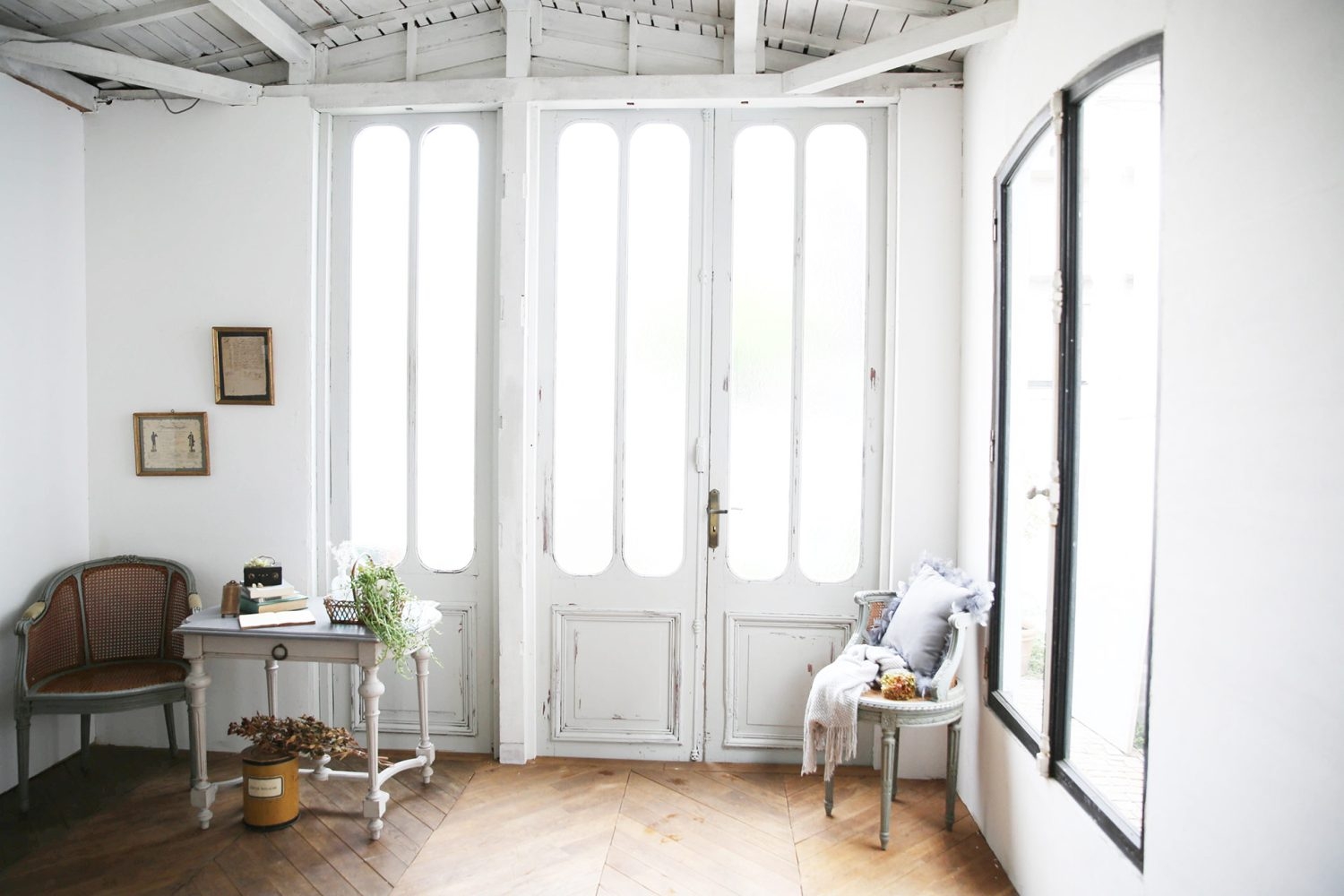 背の高い白扉とヘリンボーンフローリング