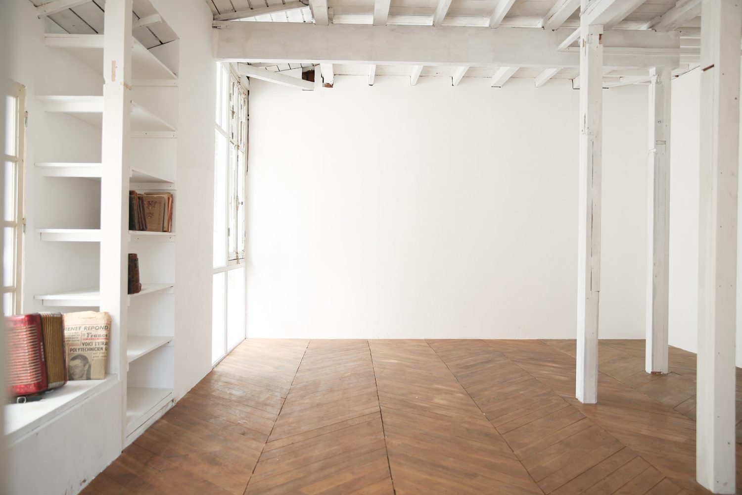 1F 白壁とヘリンボーンフローリング