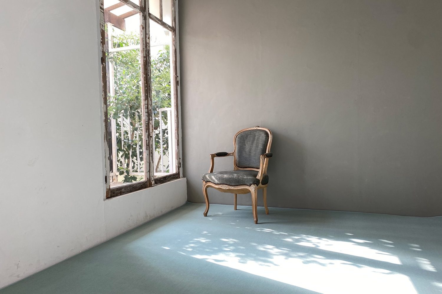 グレー壁とブルーカーペット