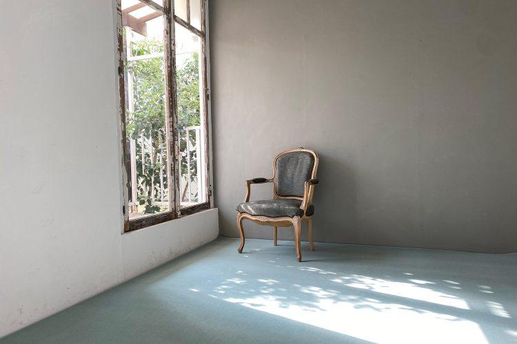 グレー壁とブルーカーペット