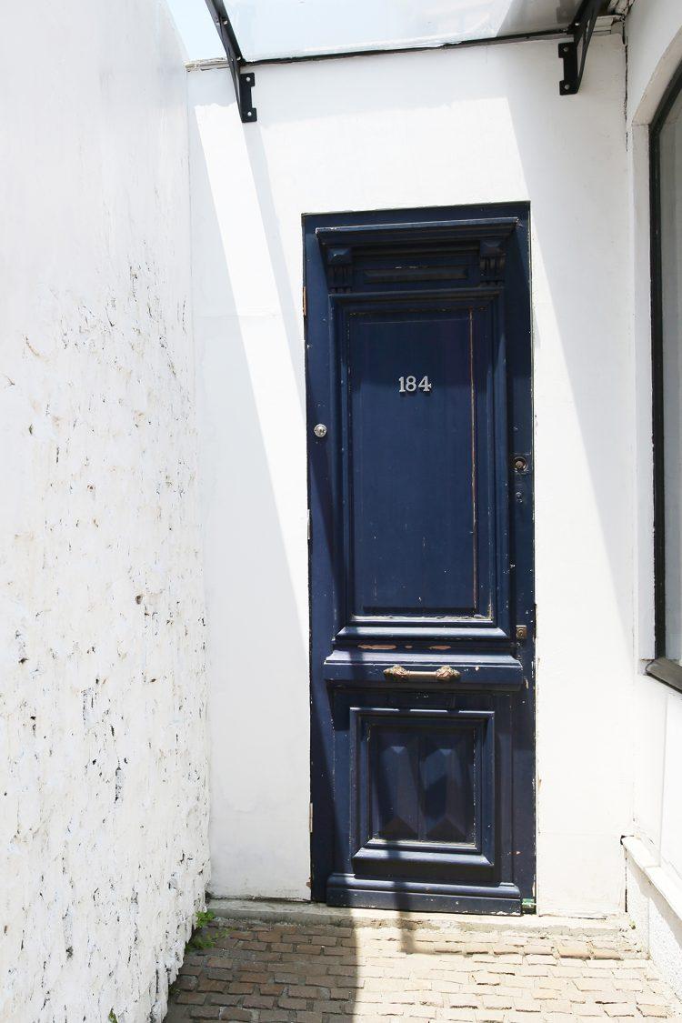 ブルー扉と石畳