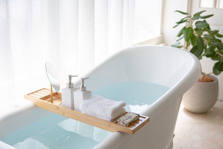 浴槽に水を入れて