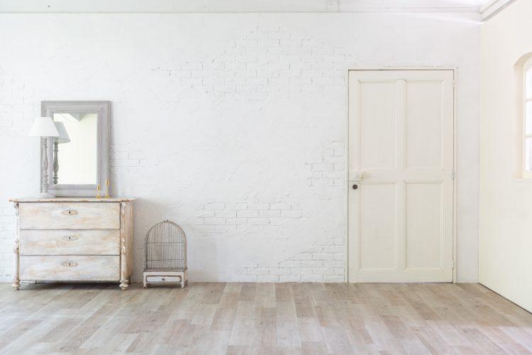 白いブリックタイル壁