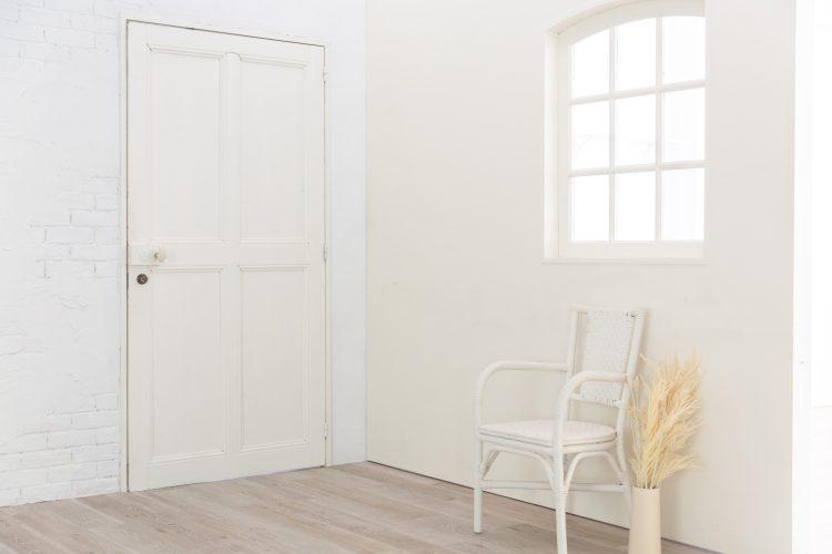 可動壁を背景として