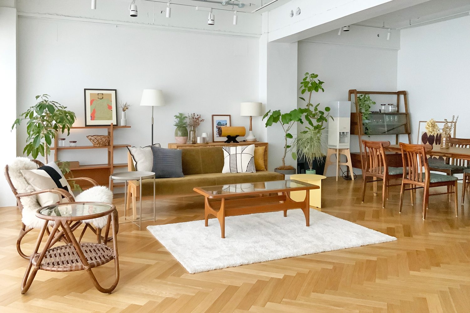 Aスペース / ヘリンボーン床に木製家具が並ぶナチュラルなリビング空間