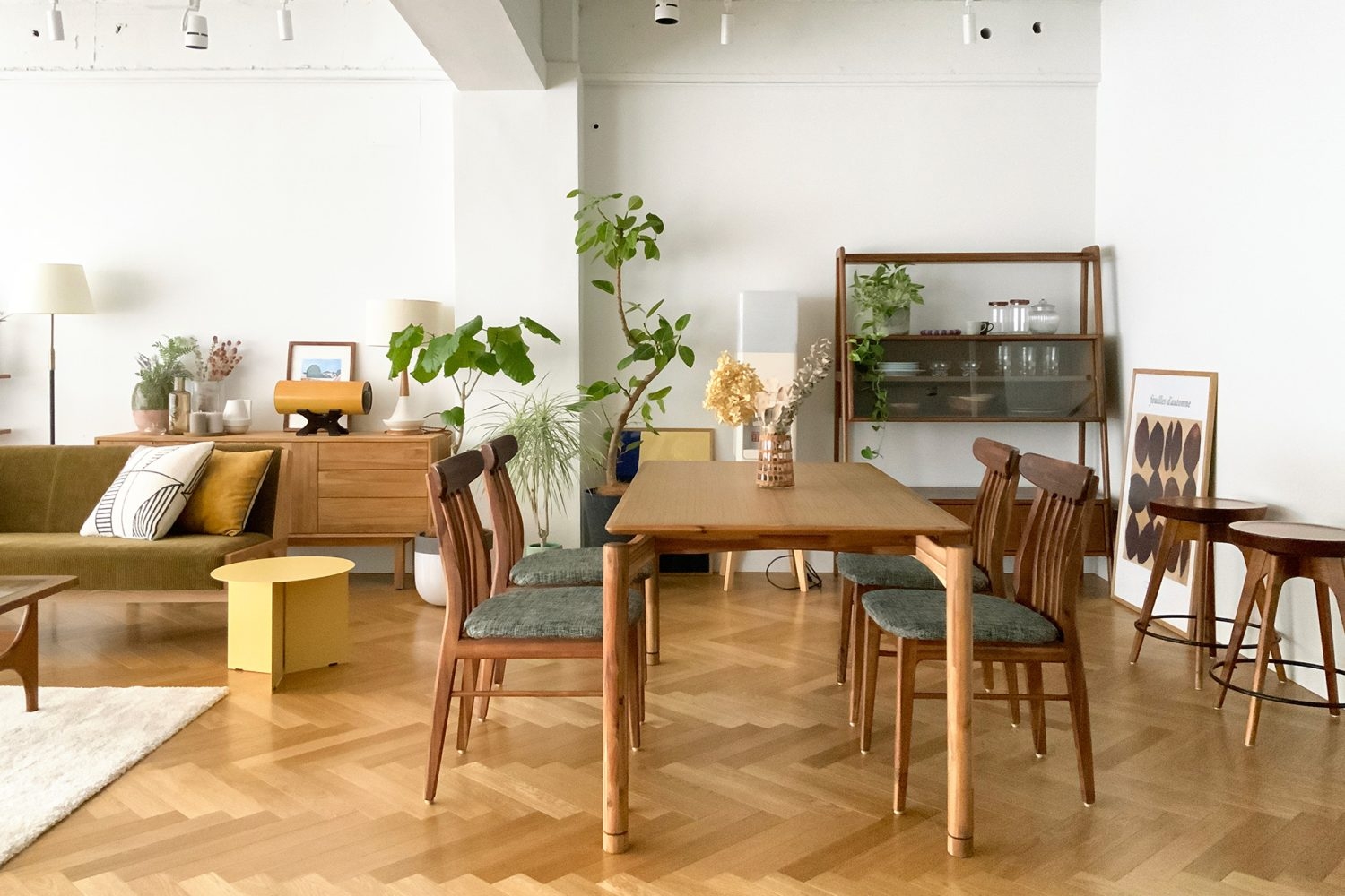 Aスペース / 落ち着いた雰囲気の木製ダイニングセット