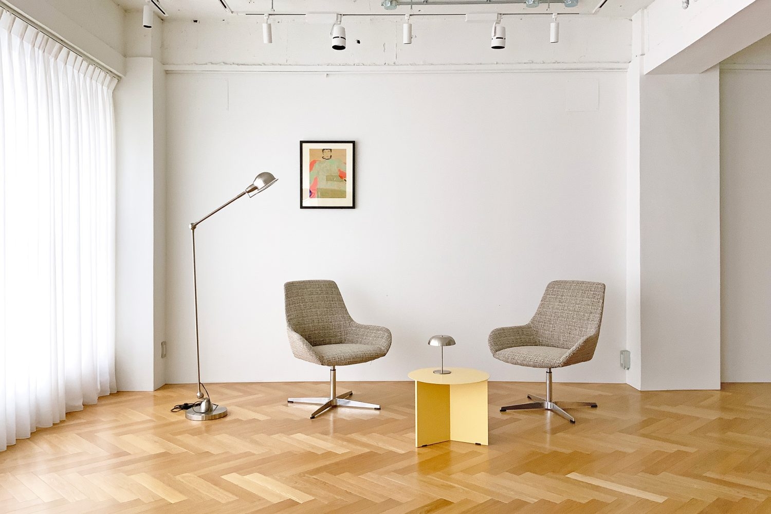 Aスペース / テーブルの差し色が映えるシンプルなアレンジ