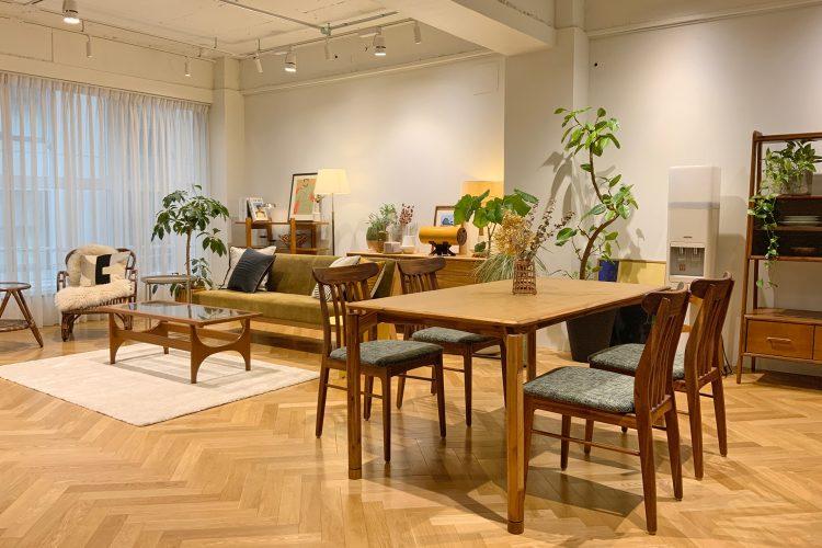 Aスペース / 天井照明は調光可能