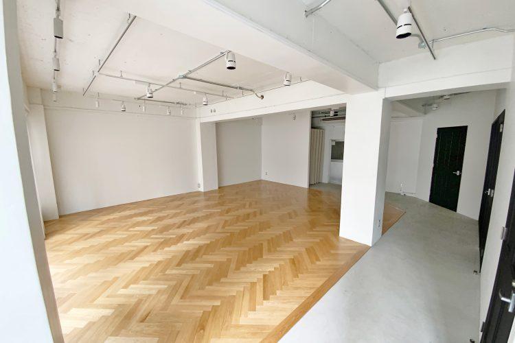 フロア全体 / メインのAスペースはヘリンボーン床