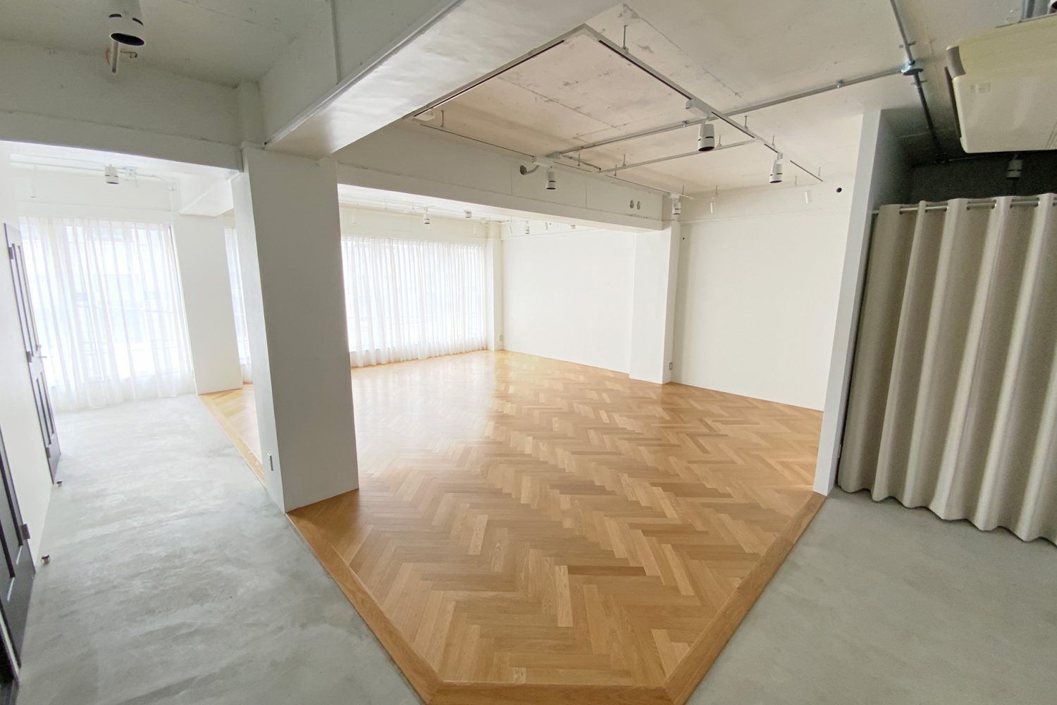 フロア全体 / 木床の周囲をモルタル床が囲う作り