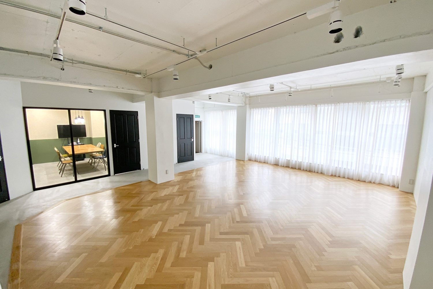 フロア全体 / ガラス越しにCスペースを撮影することも