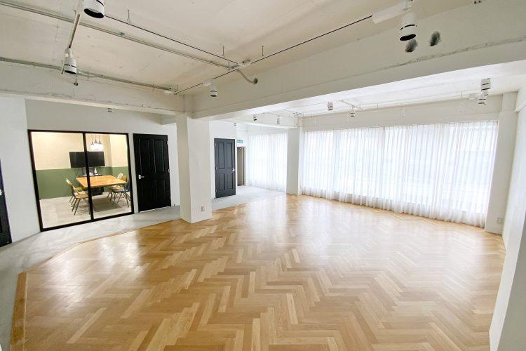 フロア全体 / ガラス越しにCスペースを撮影することも