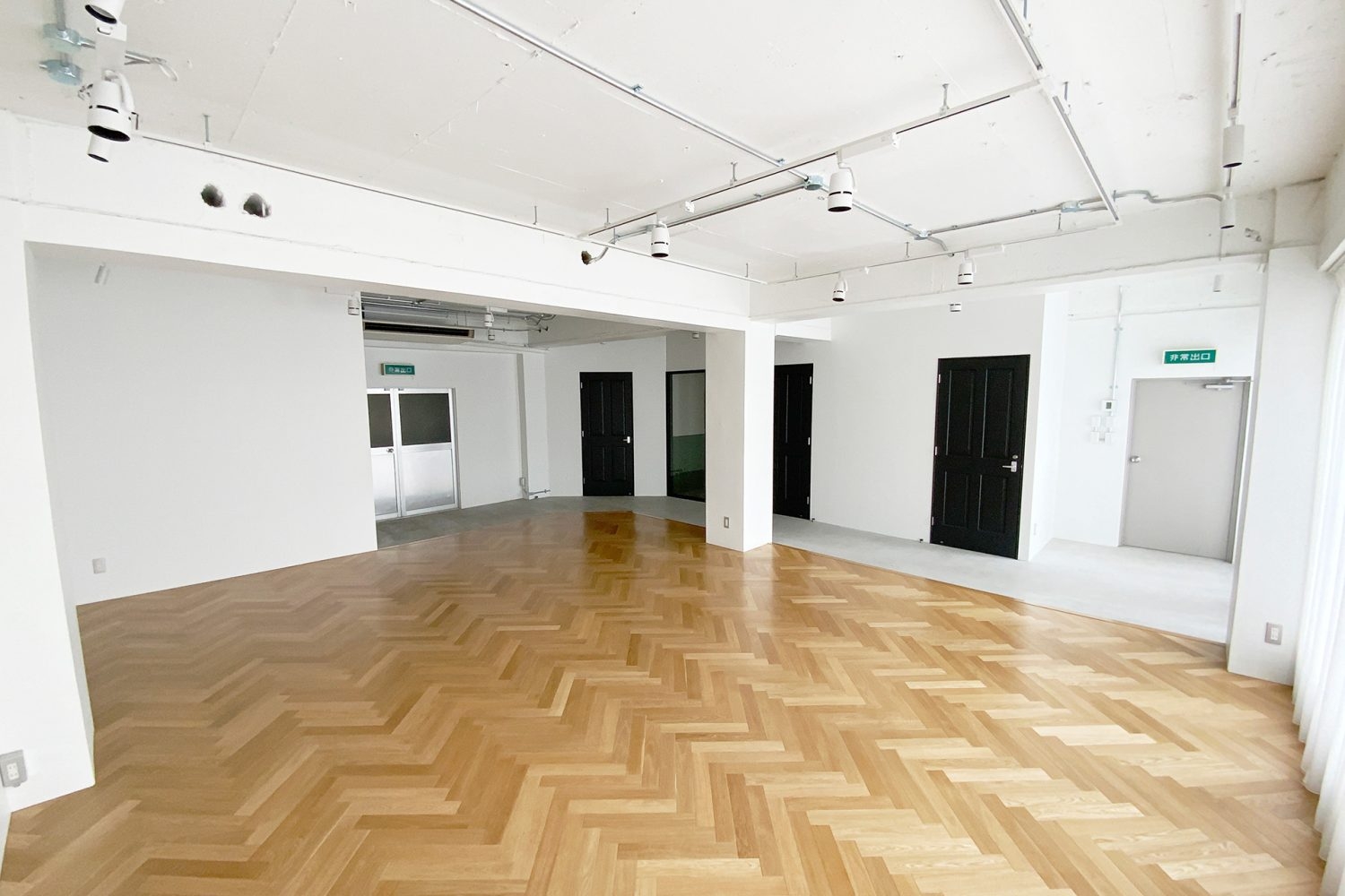 フロア全体 / 各スペースへのドアを活かした撮影も