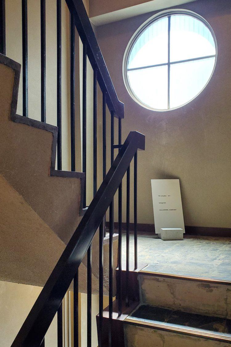 階段(撮影は要相談)/ 踊り場の丸い窓が印象的