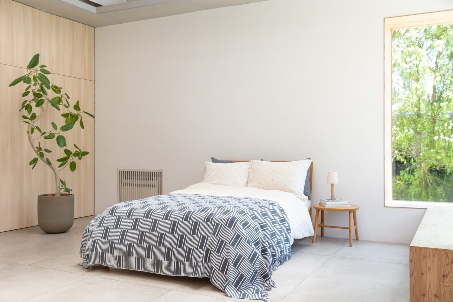 大きなL字の窓からはたっぷりの日が入る