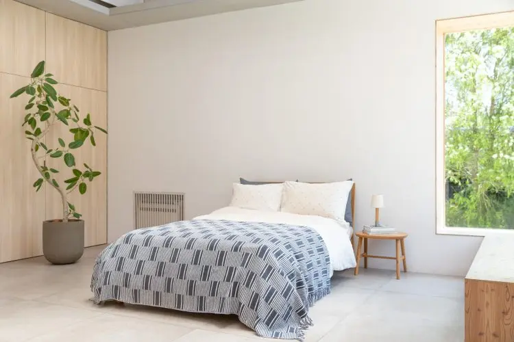 大きなL字の窓からはたっぷりの日が入る