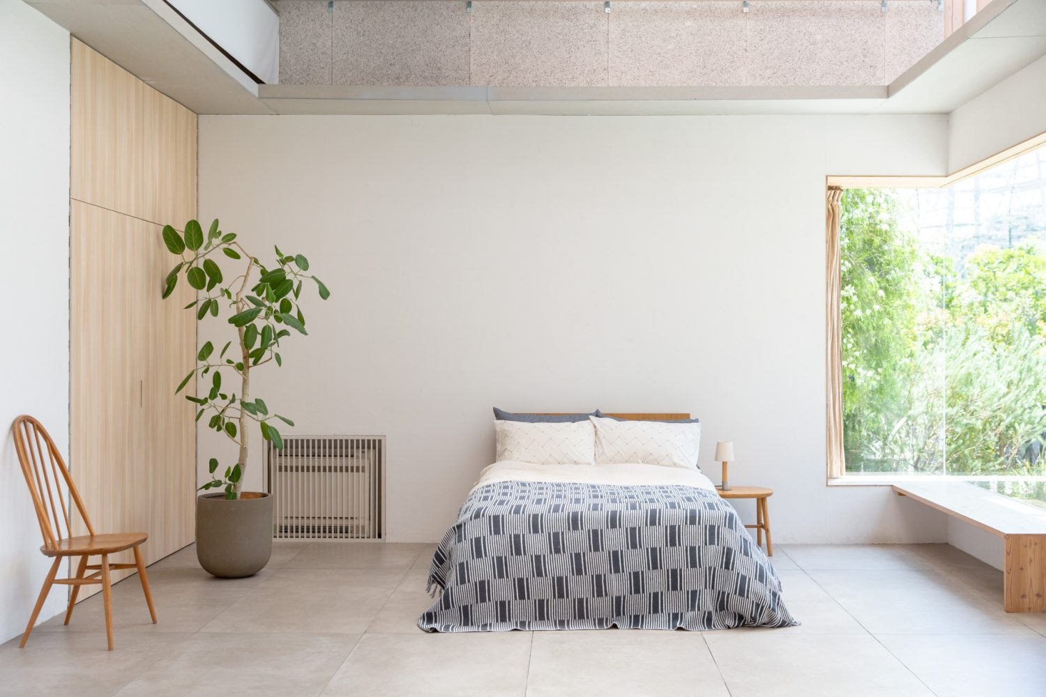 高い天井からやさしい光が降り注ぐ