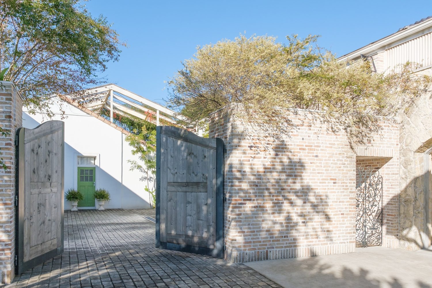 レンガの壁と迫力のある門扉