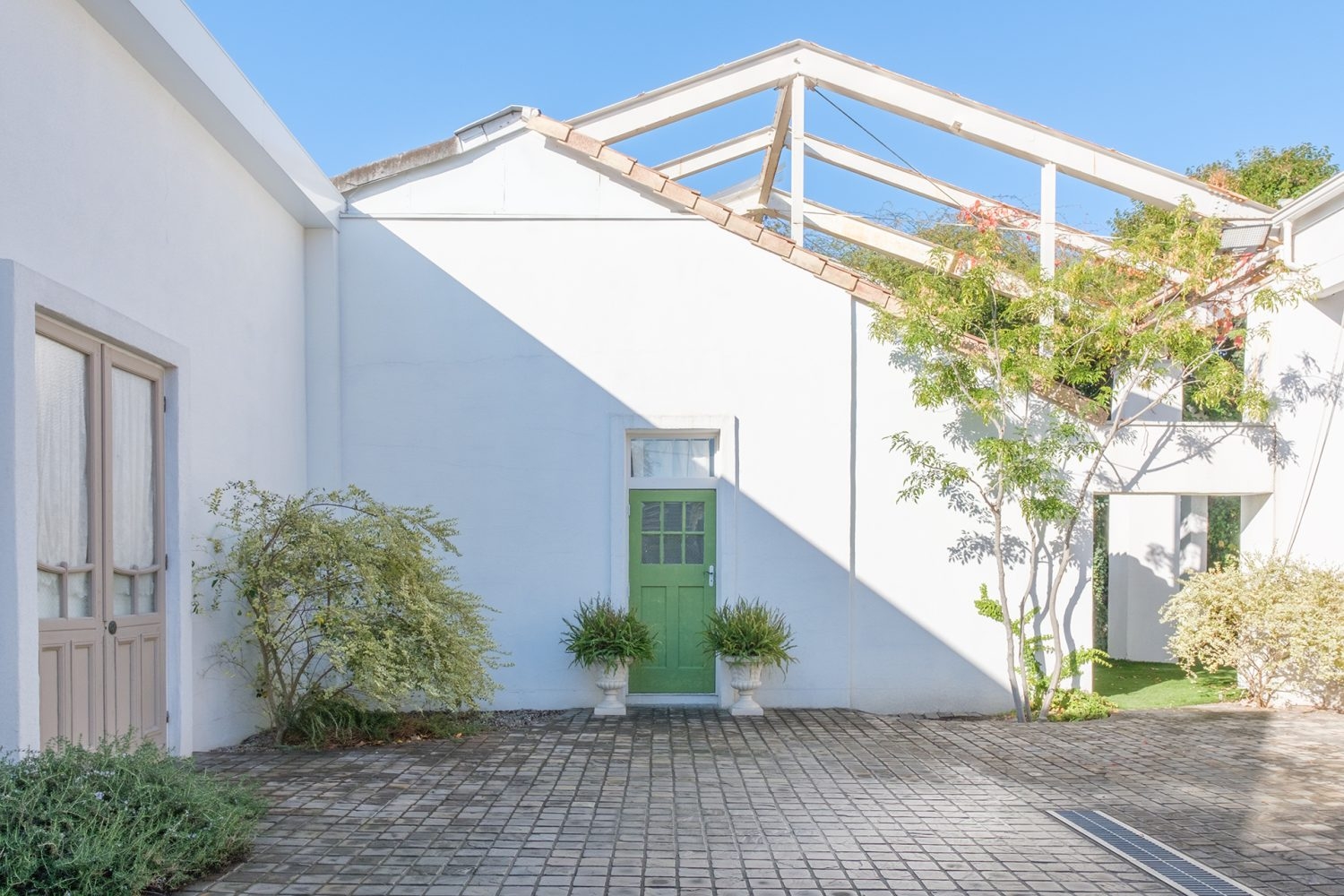 車の撮影も可能な195㎡の中庭