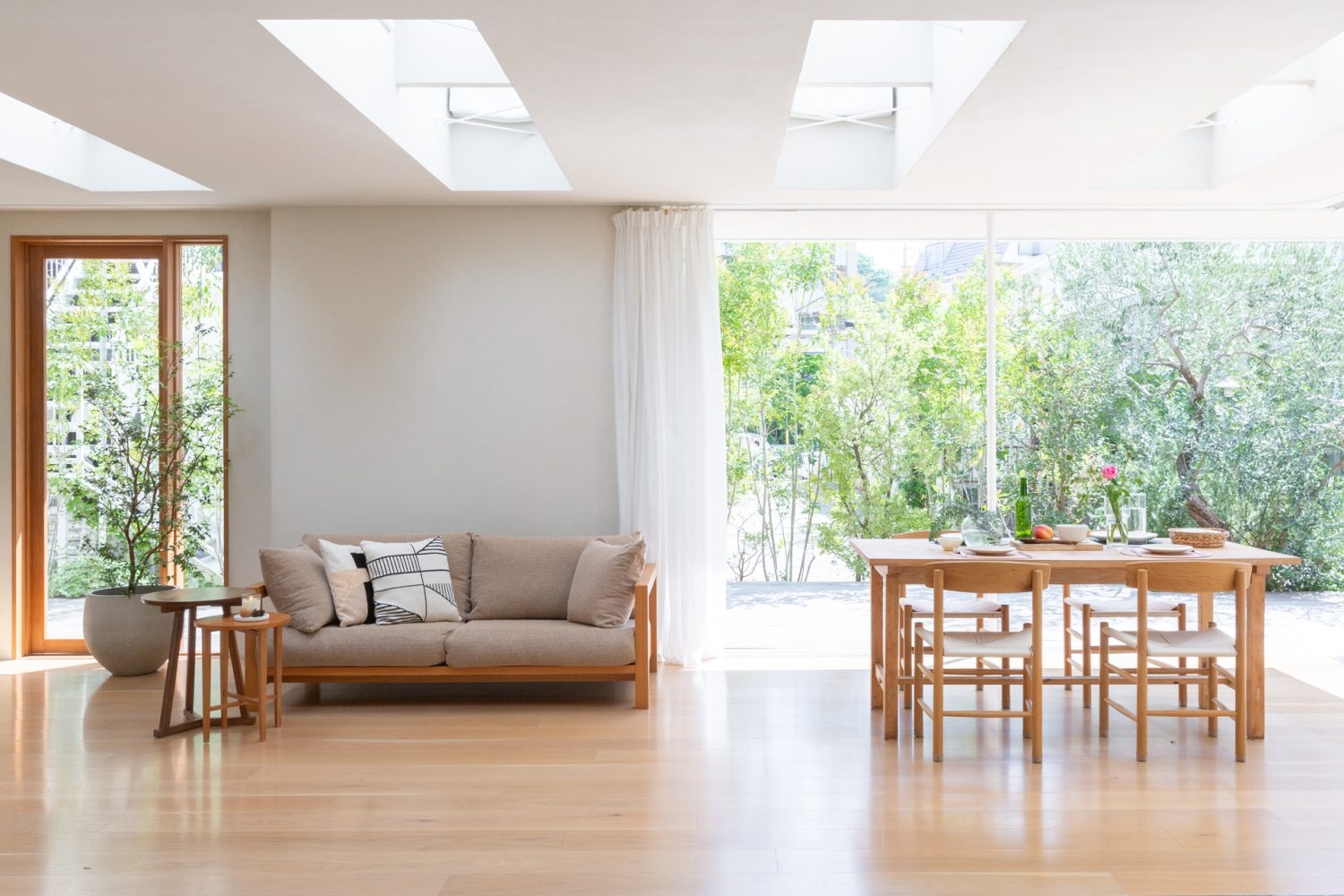 庭へと続くリビングが開放的な住宅