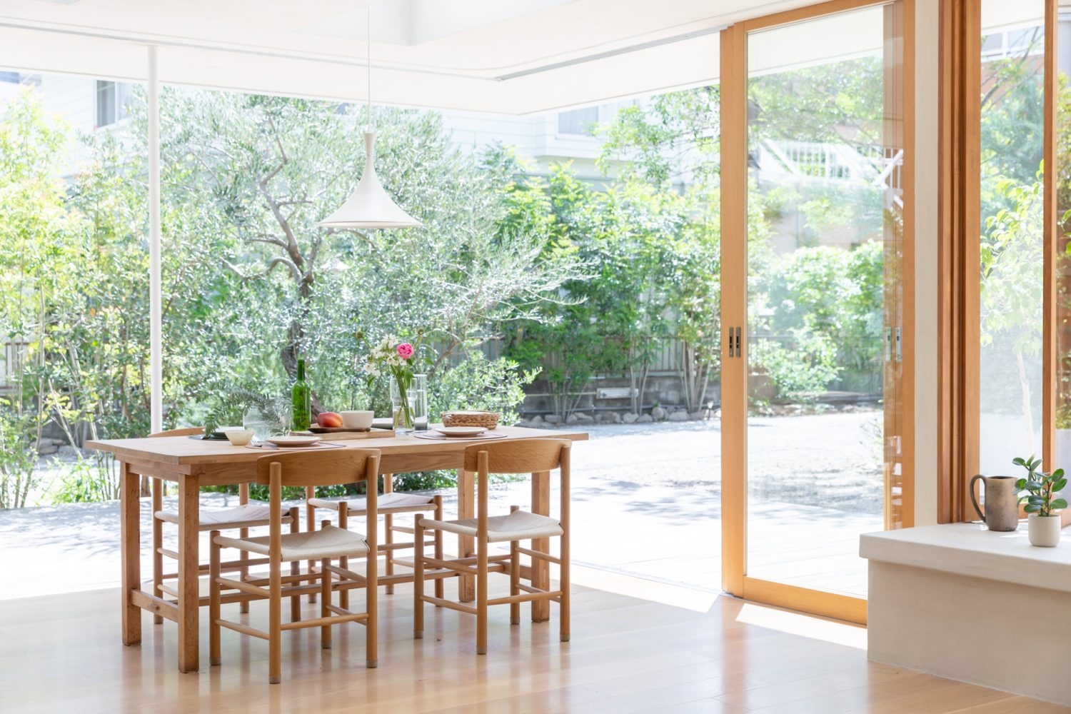 緑を感じられるリビングシーン