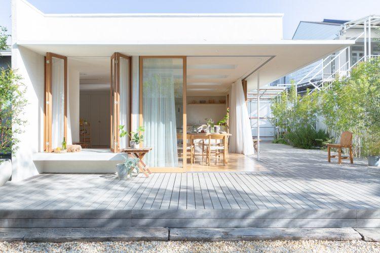 段差のない室内とデッキ