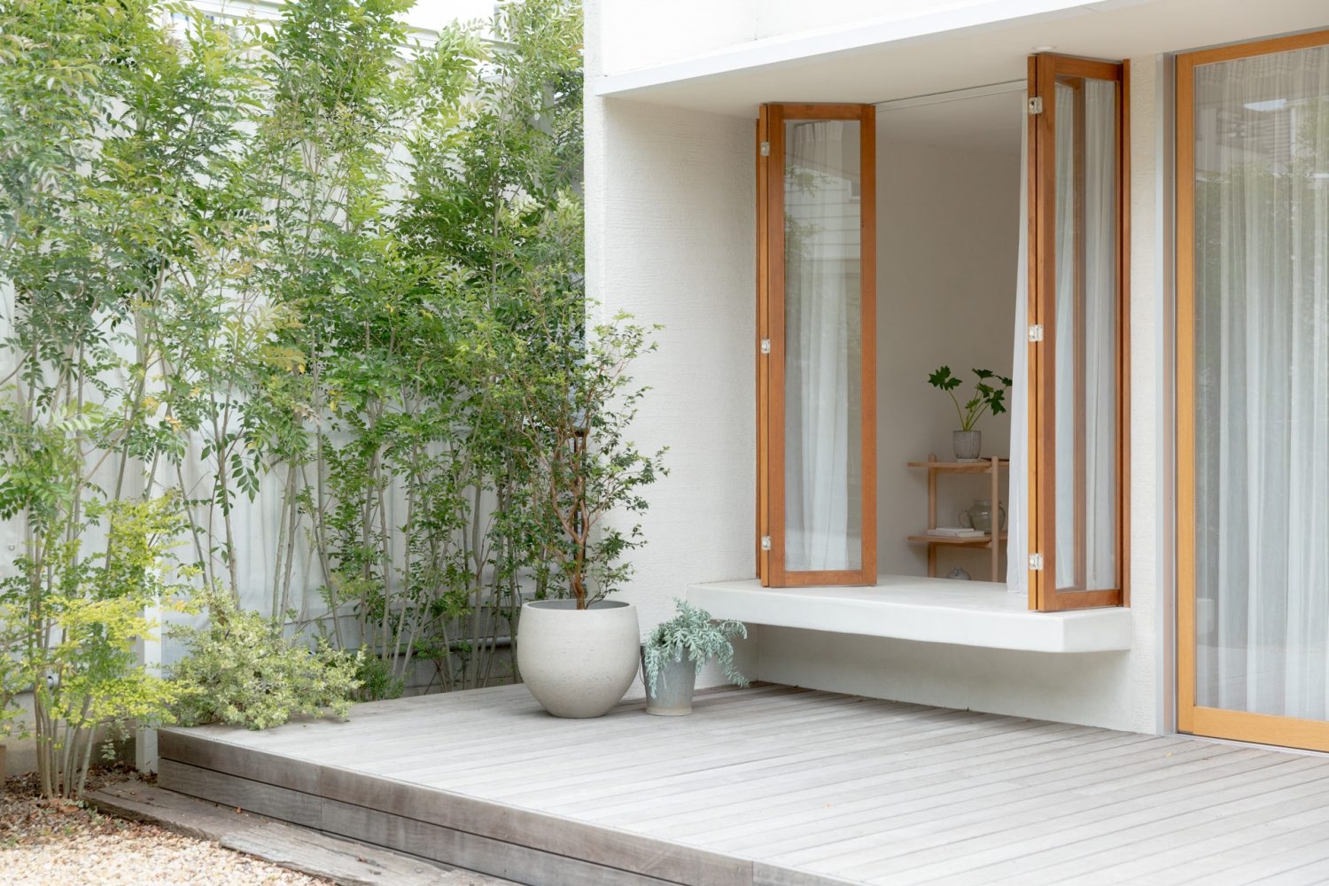 室内に繋がるベンチ