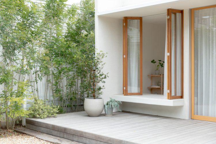 室内に繋がるベンチ