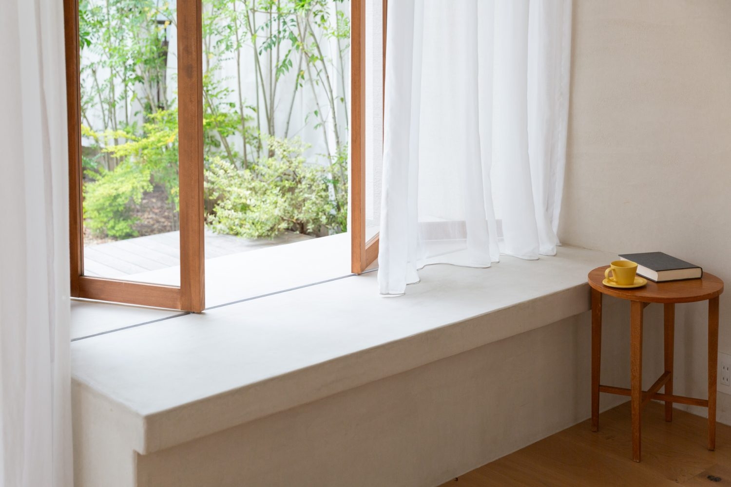 奥行のある窓辺